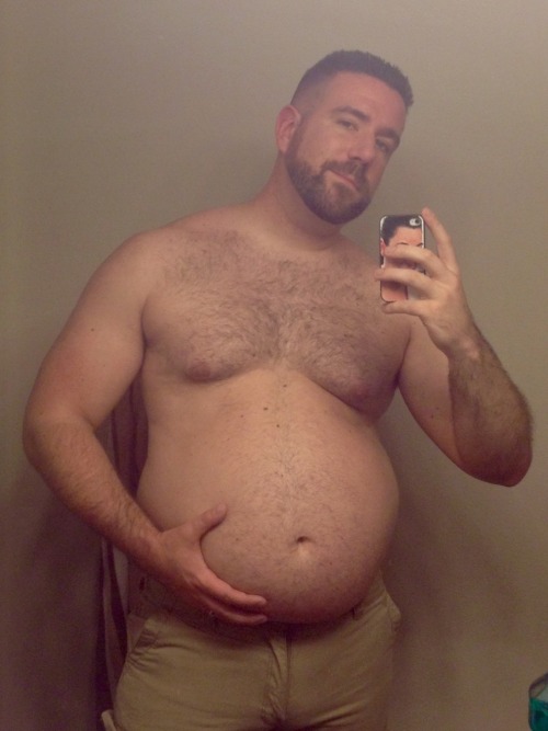 hasman33: bigdudesarehot: Medium shirt and 34 shorts from a couple summers ago I’m straight bu