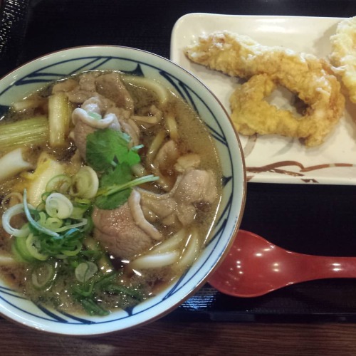 いつかの、丸亀製麺。トッピング頼むと割高になりがち#丸亀製麺#丸満餃子#ramen #肉#タンメン #から揚げ #海鮮丼 #海鮮#アジ #JAPAN#washoku #1月22日 #ジオタグ復活して#