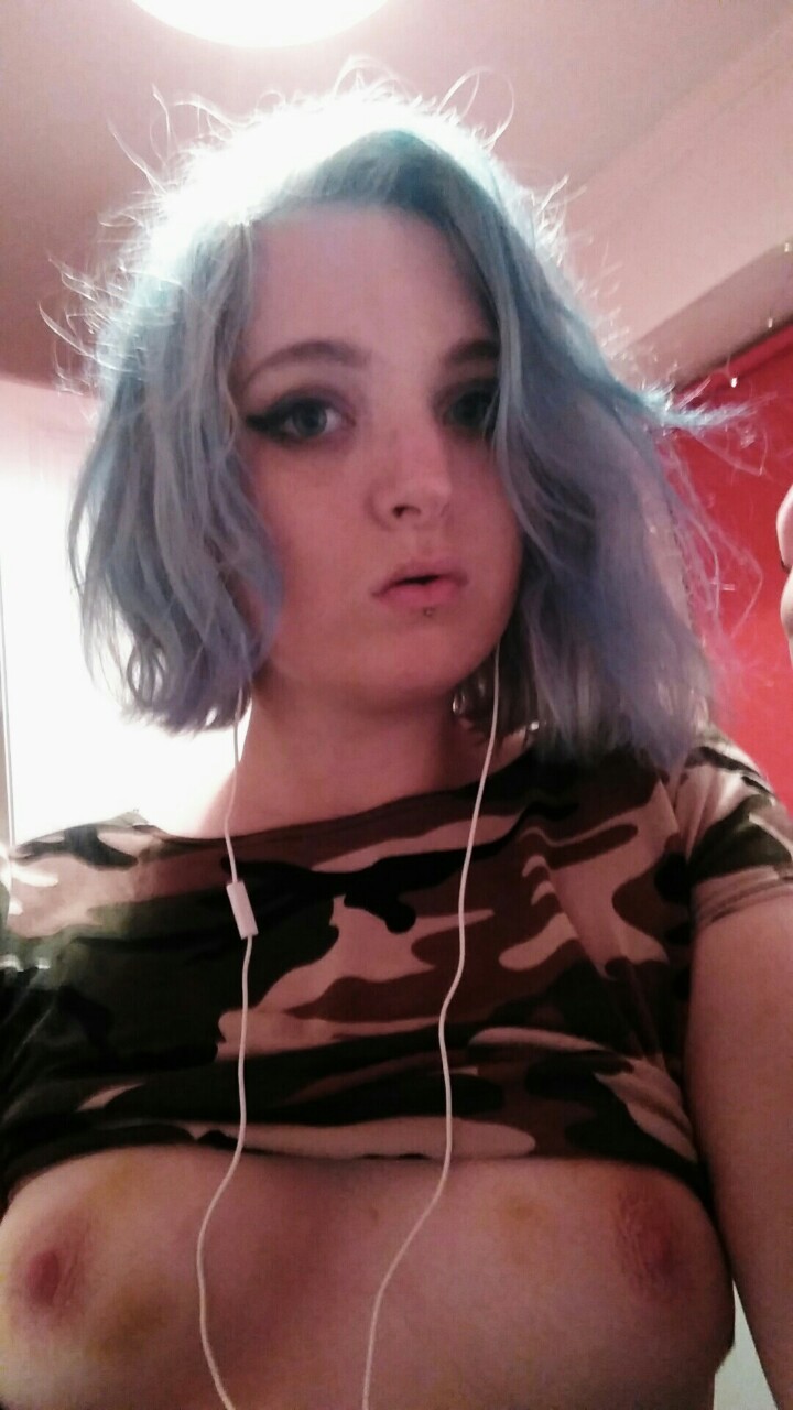 cutetrashwhore:  I’m adorable.  Look at those bruises sneakily snuck into this