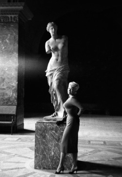 Jayne Mansfield Poses In Front Of The Venus De Milo Statue In The Louvre Museum,