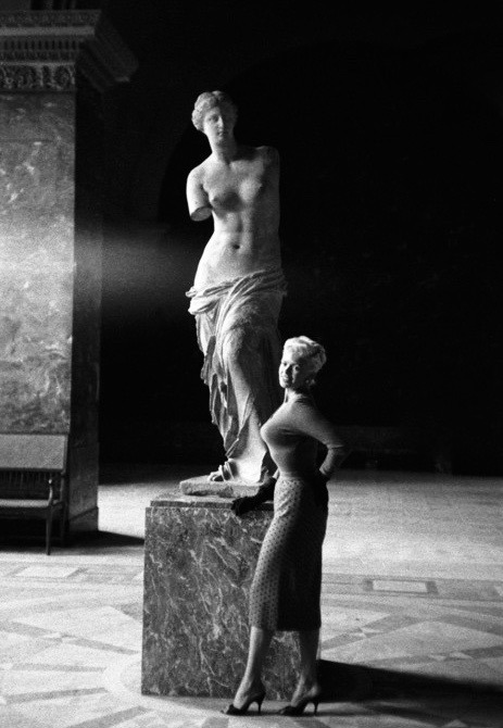 Jayne Mansfield poses in front of the Venus de Milo statue in the Louvre Museum, Paris, 1956.