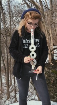 ladyabigale:  dizzyonthecome-down:  Took the Lookah on a much needed weed hike   YAAS KWEEN  Fucking aye