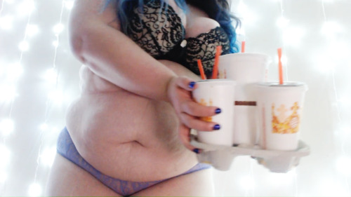 thebellygoddess:  Burger Queen more like~AP porn pictures