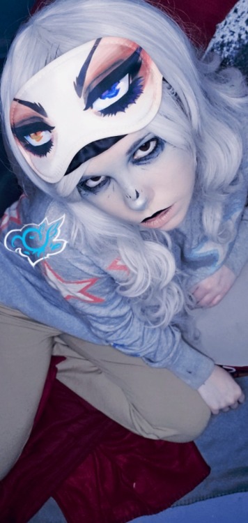 birdybathory:  A very fun makeup look. This