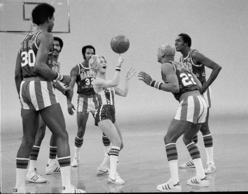 Goldie Hawn with the Harlem Globetrotters.