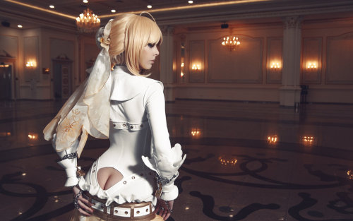 littleowler:  shugarskull:  cosplayfanatics:  Saber Bride by Disharmonica  ass cleavage should be an