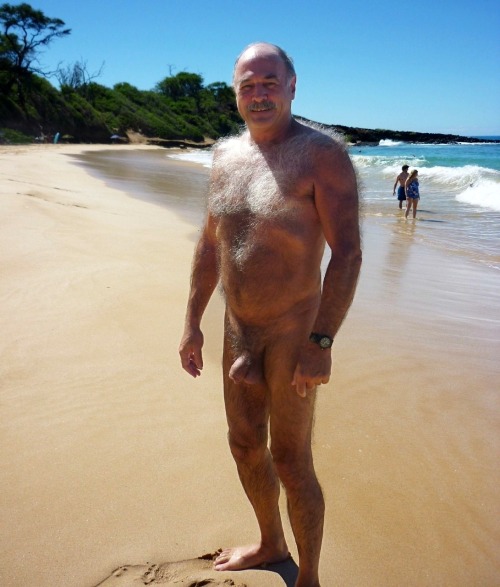gaydarolder:  Pelos en el pecho, eso es de macho, nada de mariconadas depilaciones. 