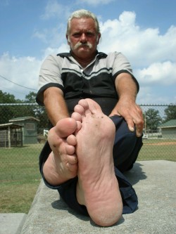 frank08world:  I would love to meet this man and lick his feet !!! Vorrei incontrare quest’uomo e leccargli i piedi !!!