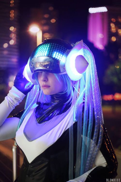 kamikame-cosplay:   DJ Sona from League of LegendsCosplayer: Zaphy Cosplay  LED screen assembled and