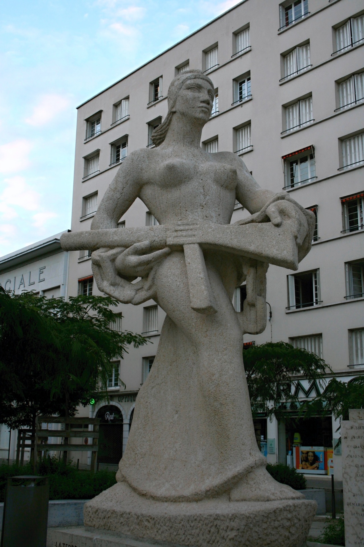 Alexandra L. - Place Lazare Goujon, Villeurbanne, Rhône, France.
