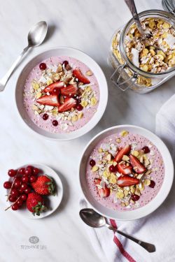 intensefoodcravings:  Strawberry Banana Bowls