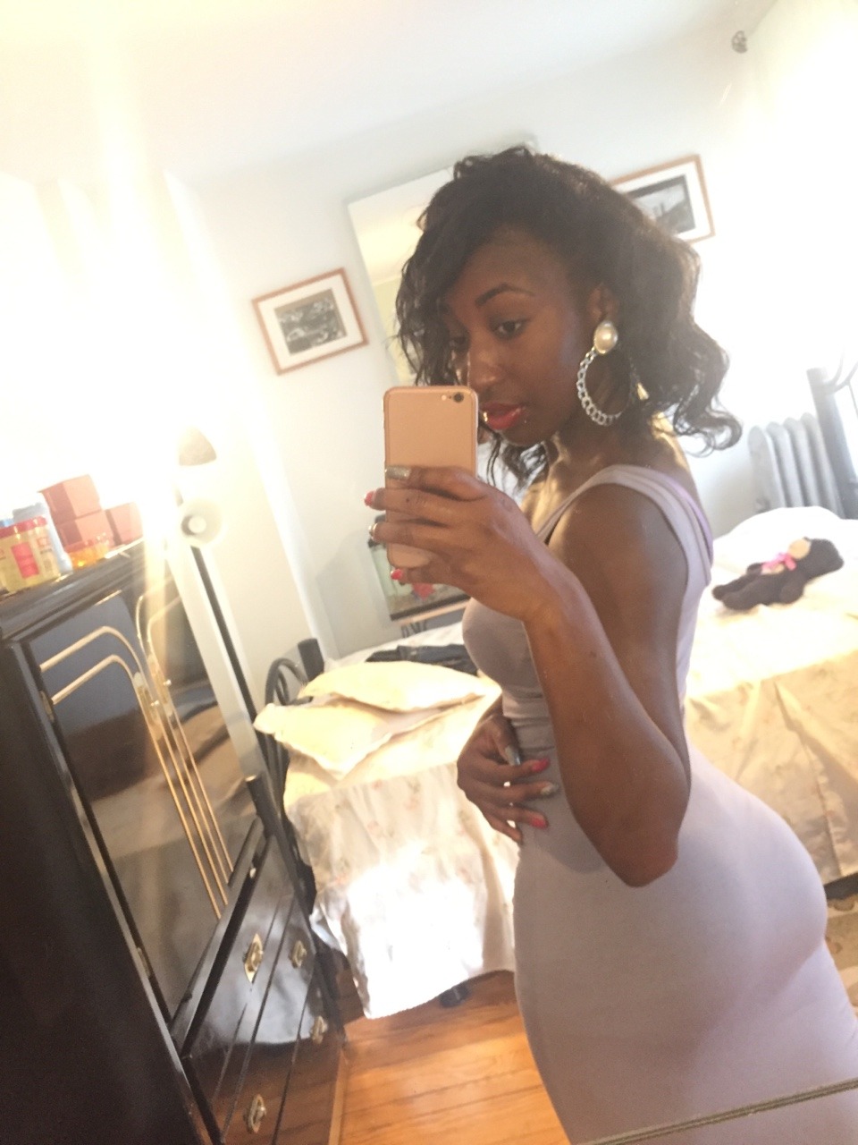 haitibabyyyyy:  veryauthenticcc:  When your abs show through your dress …  😘😍