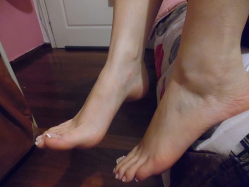 sundaysfeet: i want someone to rub my feet! Reblog plz;*