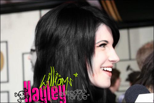 Hayley Williams with black hair. HNNNGGG