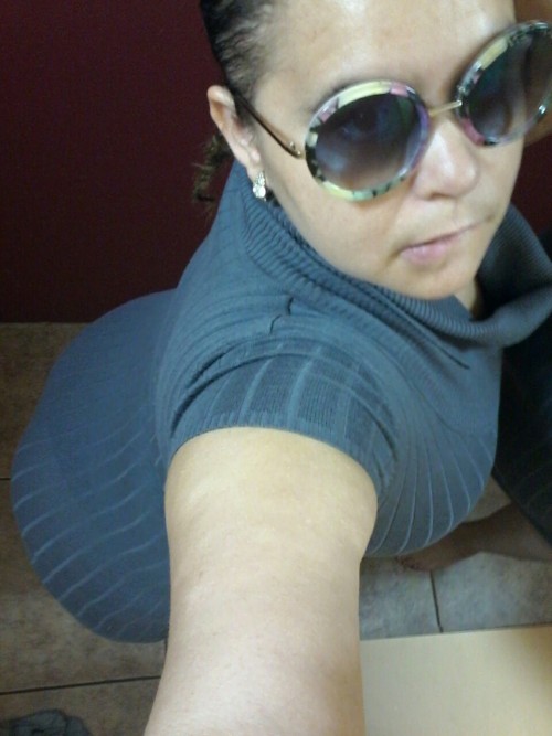 xqu33nkushx:  Dominican booty got you looking at me like hey there cutie!!!!! Lol love them curves.