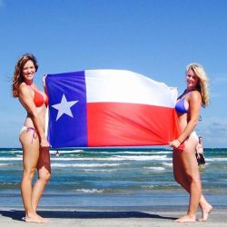 ladiesoftexas:  Texas pride! Even the guy photo bombing is checking out that ass.