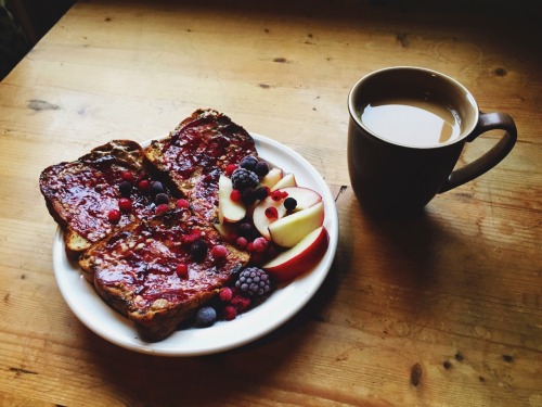 amant-terram: YUM breakfast (as seen here—) Vegan fruit bread with peanut butter and raspberry jam! 