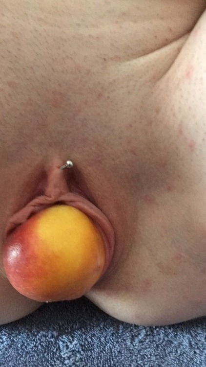 filthy-stretched-used: Pushing a peach out for Daddy