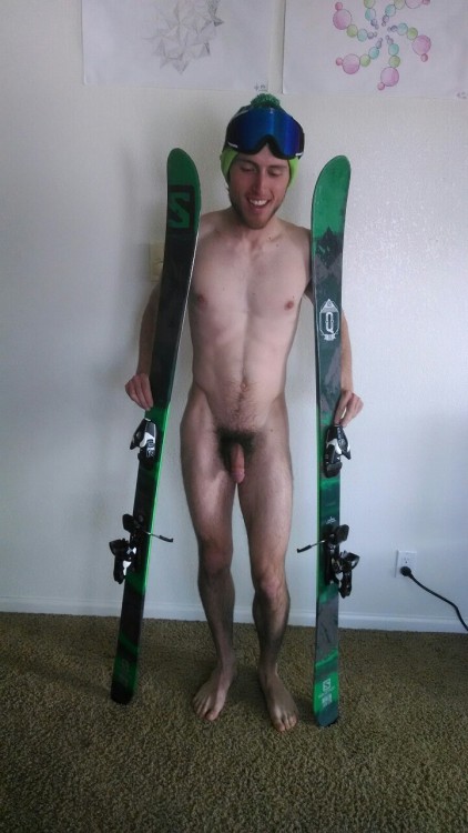 Porn photo punud:  1nt0them1st:  Posing with my skis.