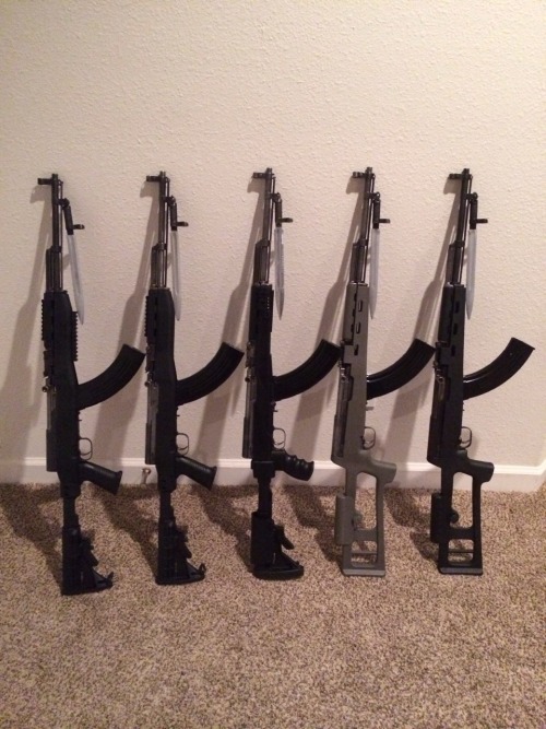 drugwar:  weaponslover:  vanessita94:  Family portrait  bullet hoses  such a pretty family
