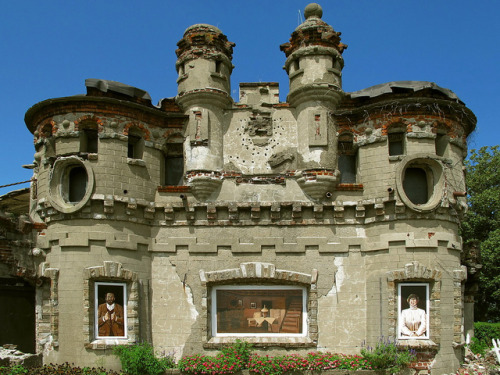 odditiesoflife:  Abandoned Bannerman Castle on Pollepel Island Businessman Francis Bannerman VI bought Pollepel Island, located on the Hudson River in New York, in 1900. He needed a place to store an arsenal. A place to store helmets, haversacks, mess