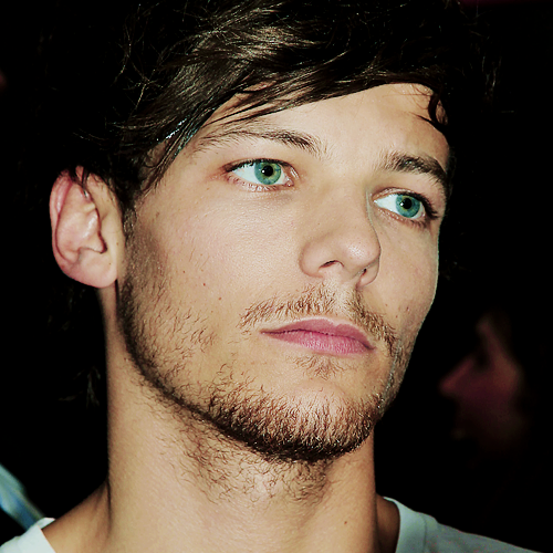 it's subjective — are louis eyes blue or green what the fuck