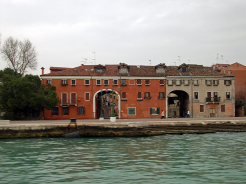 Il complesso delle case della Marinaressa, antiche abitazioni popolari che la Repubblica di Venezia assegnava agli ex-marinai particolarmente meritevoli. Prima della costruzione della riva questi edifici non erano direttamente prospicienti la laguna,