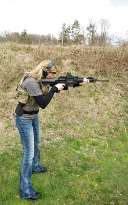 guns-and-babes:Babe with gun