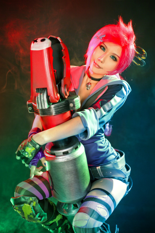 league-of-legends-sexy-girls:  Jinx Cosplay