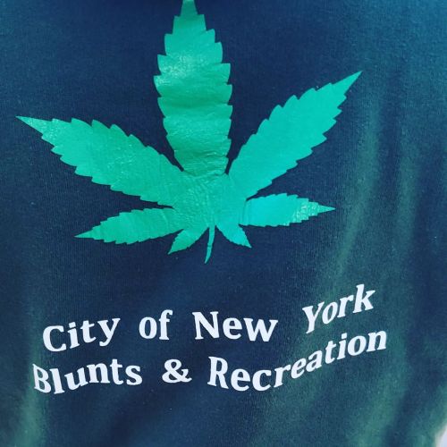 #cannabis #fashion #NYC While waiting for the 12 bus I spotted this #420friendly sweater and to my s