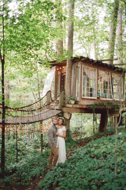 voiceofnature:  Treehouse wedding in   Downtown Atlanta  Inviting only their parents, the two tied the knot on a deck surrounding a tree aged more than 300 years.