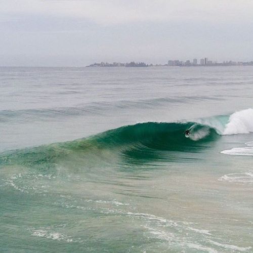 @kalanirobb soaking up some #tubetime #thunderdownundertour #odyseaskipper @joelbarker . . . #catchs