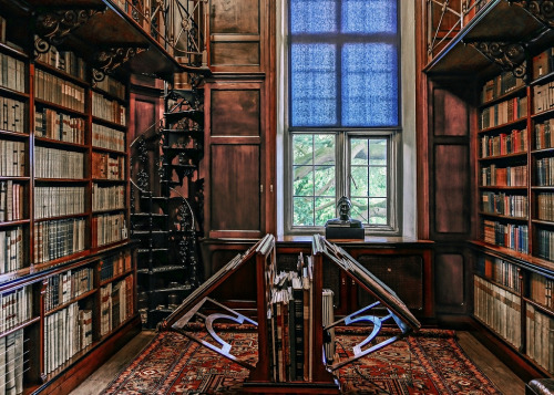 cair–paravel:The library in Sudbury Hall, Derbyshire.