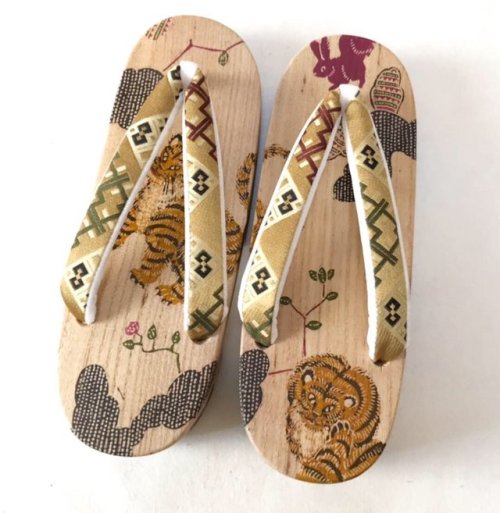 Beautifully adorned geta by Hare-yaToo bad those painted soles would probably wear off kinda quick :