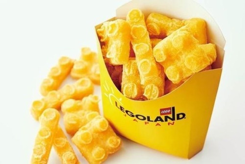 onemanstampede:  kieritivity:  sixpenceee: Lego-shaped french fries at Legoland Japan Tell me this a