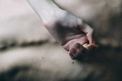 an-openletter-tomyself:  “E poi con le mani a togliere aria dalle parole, per scrivere sulla pelle una storia fatta di respiri.”