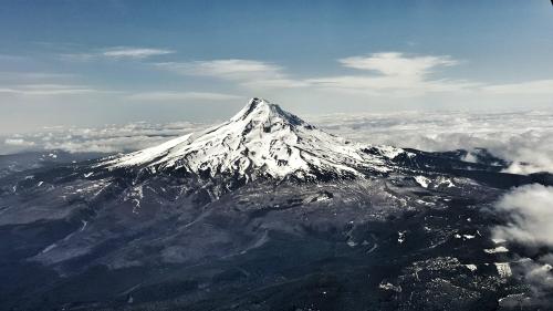 &ldquo;The view that makes flight attendants gasp. Mt. Hood, OR. Taken from my phone (5312x2988)