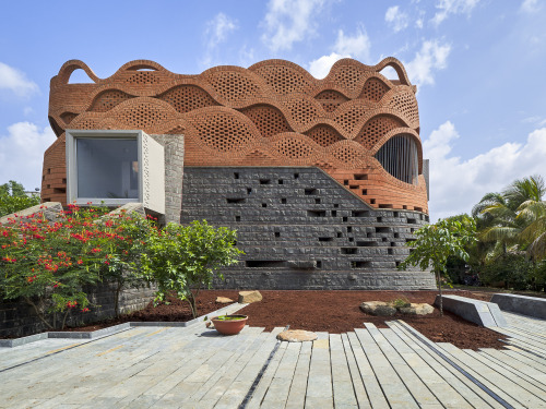 Ondulating brick mesh and blue interior stairs.Gadi House by PMA madhushala, in India.www.ar