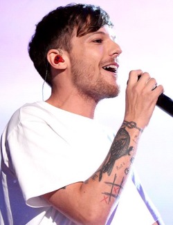 dimploux:  LOUIS WAS STILL WEARING HIS 28 EARPIECE WHEN HE PERFORMED