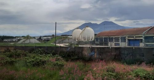 Gasometri e vulcani. Finestrino con vista #napoli #naples #napoliest #landscape #landacapes #drossca