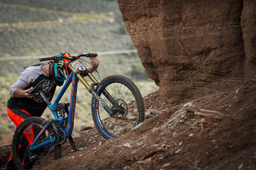 two-wheels-one-love:  Pic by Scott Sports