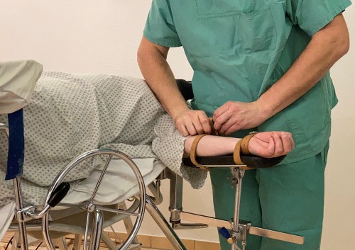 Heute ist Melanie zur Untersuchung in der Klinik. Damit sie nicht flüchtet wird sie gefesselt.Nach e