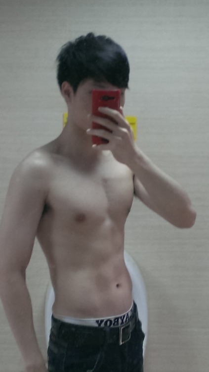 itstop1069:  超級迷人又可口的直男大學生