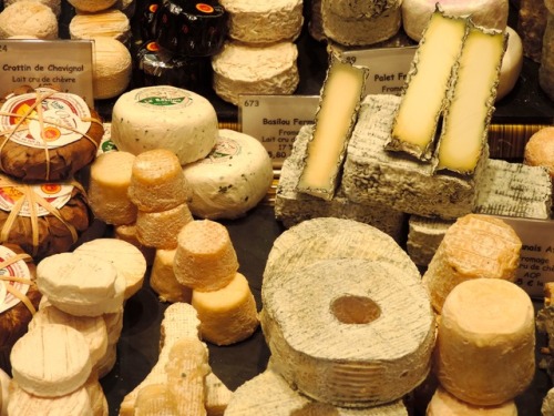 “Comment voulez-vous gouverner un pays qui a deux cent quarante-six variétés de fromage?” Charles De