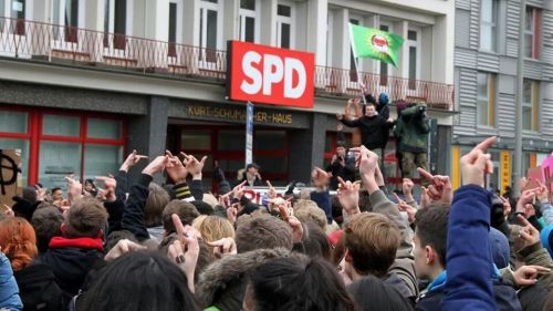 diestadtisteindorf:   Schulstreik in Hamburg für die refugees! Fck spd! 