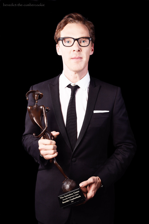 benedict-the-cumbercookie: Benedict Cumberbatch with his award at 26th Palm Springs Internation