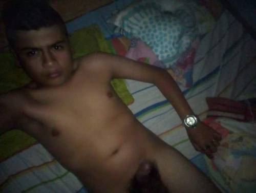 alanjr1994:  autentiko:  Morenito riko de 19 añito esteban hetero muy caliente y con 18cm  Es perfecto para mi.