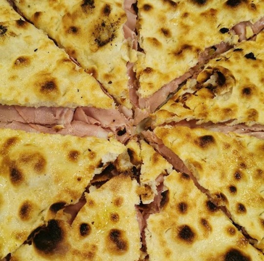 imperfettamentemestessa:ilrobisonoio:crosmataditele:Pizza e mortadellaPorno😱 potrei uccidere per molto meno…celafacciocelafacciocelafaccio! 