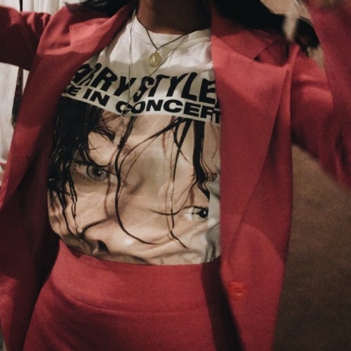 harryysutequila:Harry Styles Live on Tour ft. Pink suit
