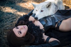 cosplay-galaxy:Fem Jon Snow with Ghost from Game of Thrones by Jessica Nigri